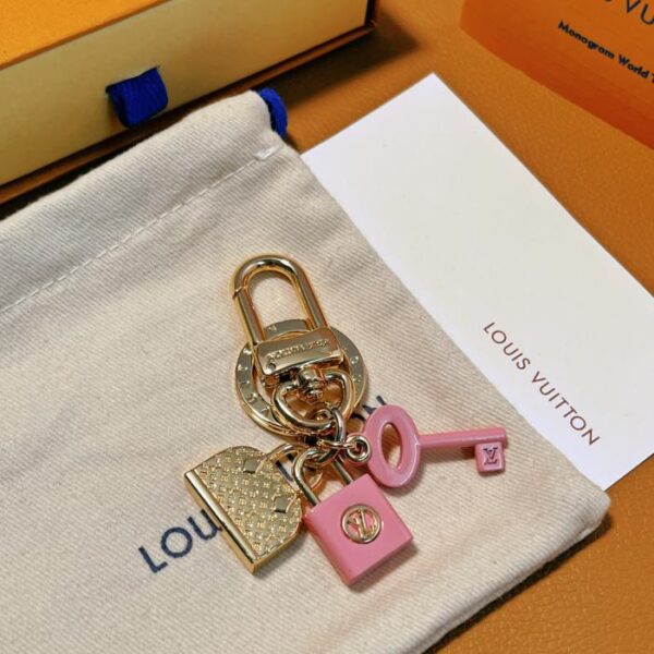 replica,repliche,fake,1:1,earrings,bracelet,ring,jewelry Nuova serie di portachiavi con ciondolo LV (1D6C)