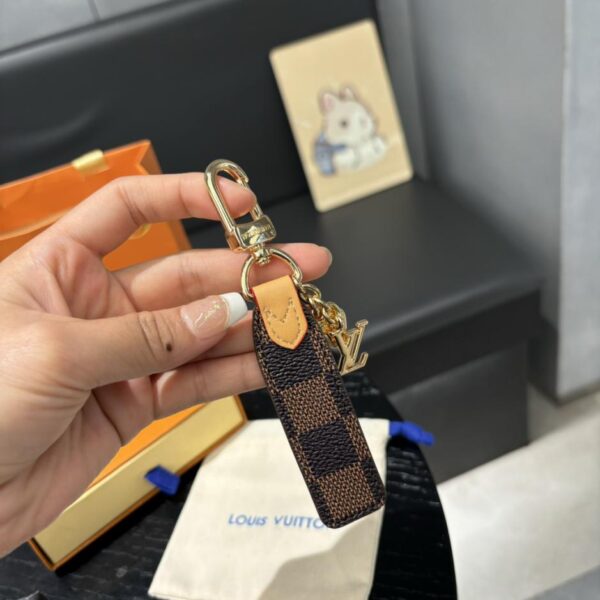 replica,repliche,fake,1:1,earrings,bracelet,ring,jewelry LOUIS VUITTONPortachiavi con logo Louis Vuitton (1CE6)