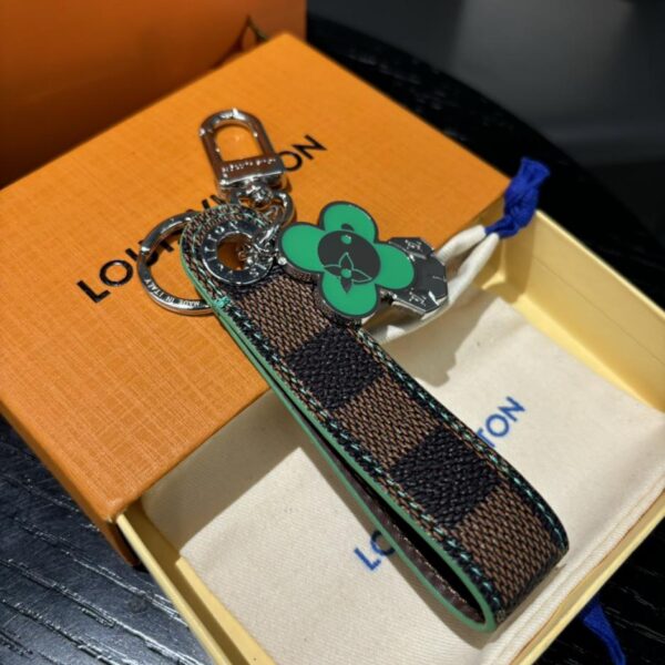replica,repliche,fake,1:1,earrings,bracelet,ring,jewelry Accessori borsa LV VIVIENNE DRAGONNE e portachiavi (B44B)