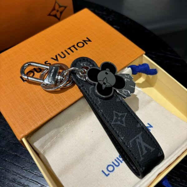 replica,repliche,fake,1:1,earrings,bracelet,ring,jewelry LOUIS VUITTONPortachiavi Louis Vuitton da donna con logo fiore nero, 6 colori in stock (AB26)