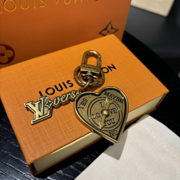 replica,repliche,fake,1:1,earrings,bracelet,ring,jewelry  Accessori borsa da uomo Louis Vuitton portachiavi decorativo a forma di cuore M0171