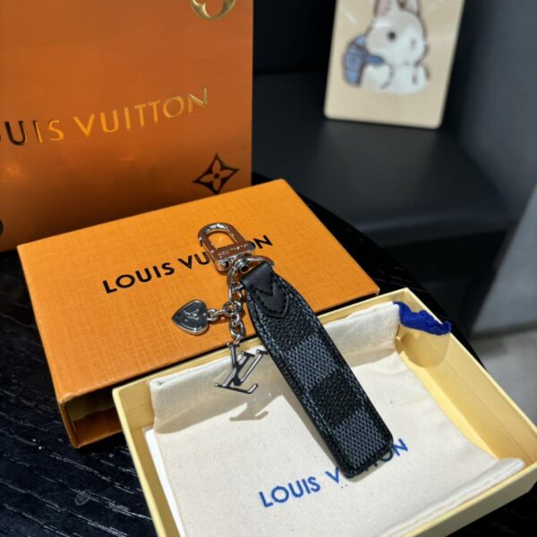 replica,repliche,fake,1:1,earrings,bracelet,ring,jewelry LOUIS VUITTONLouis Vuitton Portachiavi con logo a quadri neri Spot 6 colori (AD6D)