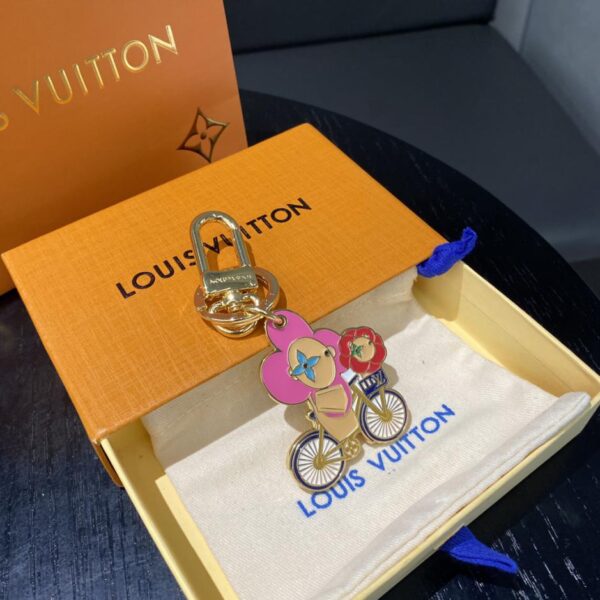 replica,repliche,fake,1:1,earrings,bracelet,ring,jewelry Il nuovo portachiavi di LV sta arrivando, ciondolo con bambola di girasole da bicicletta (4E6D)