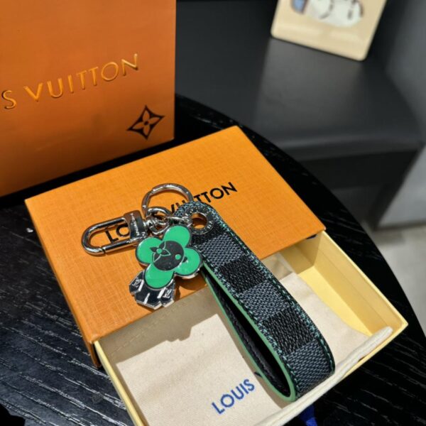 replica,repliche,fake,1:1,earrings,bracelet,ring,jewelry Accessori borsa LV VIVIENNE DRAGONNE e portachiavi (43CB)