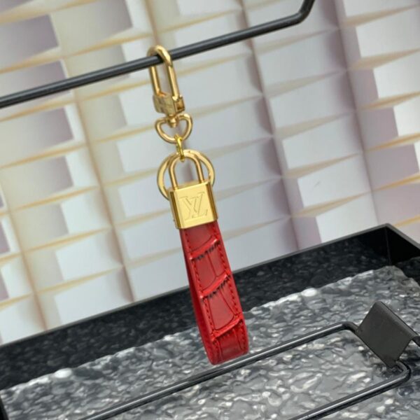 replica,repliche,fake,1:1,earrings,bracelet,ring,jewelry Portachiavi con lucchetto Louis Vuitton e ciondoli per borse