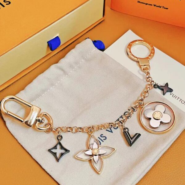 replica,repliche,fake,1:1,earrings,bracelet,ring,jewelry Louis Vuitton M68460 portachiavi con decorazione borsa con logo V lungo (C2C6)