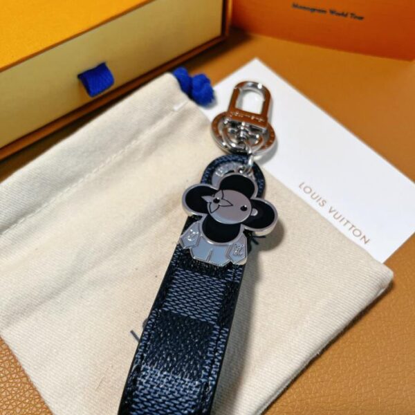 replica,repliche,fake,1:1,earrings,bracelet,ring,jewelry Accessori borsa LV VIVIENNE DRAGONNE e portachiavi (0F22)