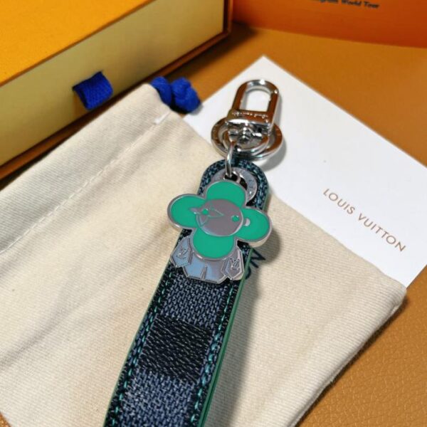 replica,repliche,fake,1:1,earrings,bracelet,ring,jewelry Accessori borsa LV VIVIENNE DRAGONNE e portachiavi (83B5)