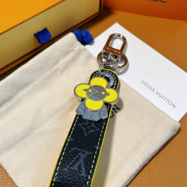 replica,repliche,fake,1:1,earrings,bracelet,ring,jewelry Accessori borsa LV VIVIENNE DRAGONNE e portachiavi (9F4F)