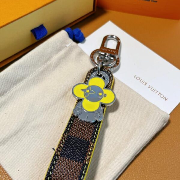 replica,repliche,fake,1:1,earrings,bracelet,ring,jewelry Accessori borsa LV VIVIENNE DRAGONNE e portachiavi (A8DF)