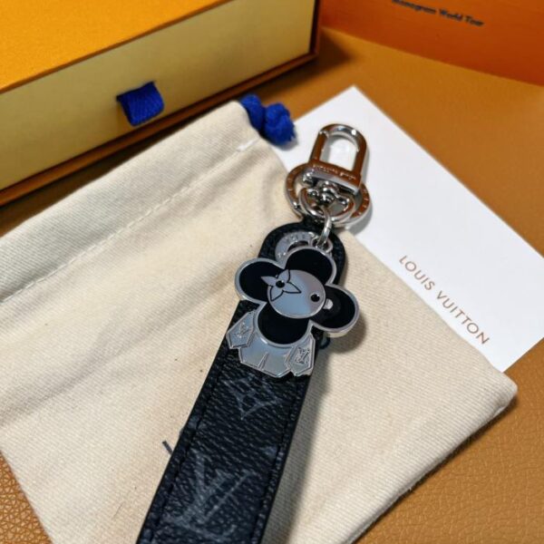 replica,repliche,fake,1:1,earrings,bracelet,ring,jewelry Accessori borsa LV VIVIENNE DRAGONNE e portachiavi (B76C)