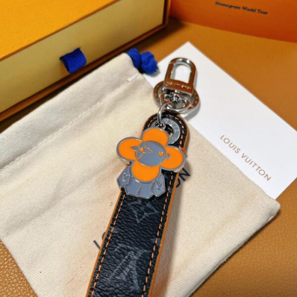 replica,repliche,fake,1:1,earrings,bracelet,ring,jewelry Accessori borsa LV VIVIENNE DRAGONNE e portachiavi (E79A)