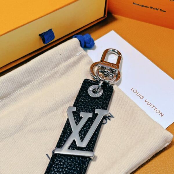 replica,repliche,fake,1:1,earrings,bracelet,ring,jewelry Portachiavi Louis Vuitton Taiga Portachiavi Tab M01473 (C2A6)