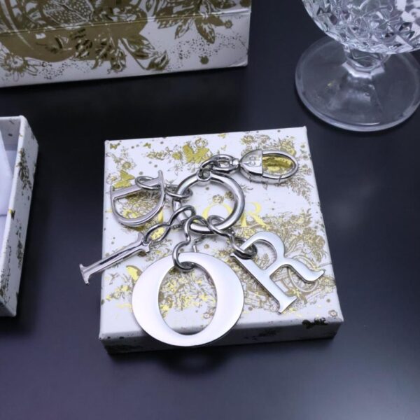 replica,repliche,fake,1:1,earrings,bracelet,ring,jewelry Ritornano i nuovi charm per borse Dior (BB9D)