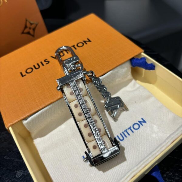 replica,repliche,fake,1:1,earrings,bracelet,ring,jewelry Accessori borsa LV LOVERS DICE e portachiavi M01750