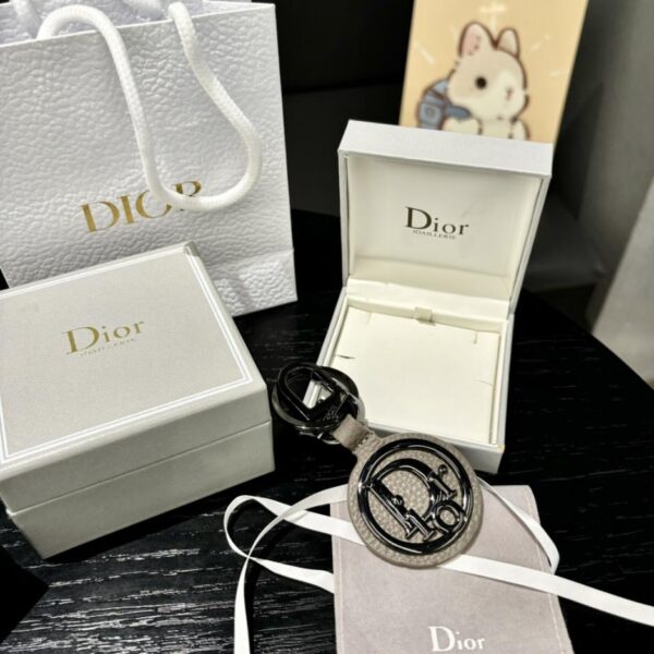 replica,repliche,fake,1:1,earrings,bracelet,ring,jewelry Il portachiavi Dior rende omaggio al classico logo CD Diamond