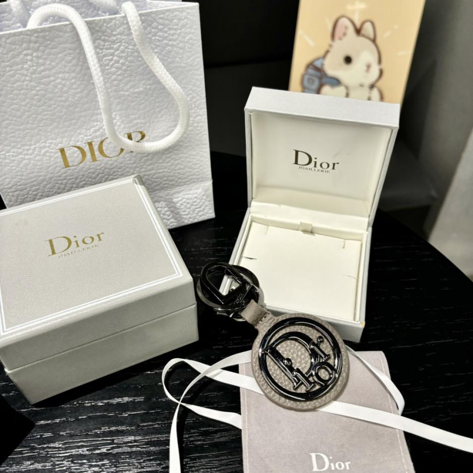 replica,repliche,fake,1:1,earrings,bracelet,ring,jewelry Il portachiavi Dior rende omaggio al classico logo CD Diamond replica,repliche,fake,1:1,earrings,bracelet,ring,jewelry Il portachiavi Dior rende omaggio al classico logo CD Diamond
