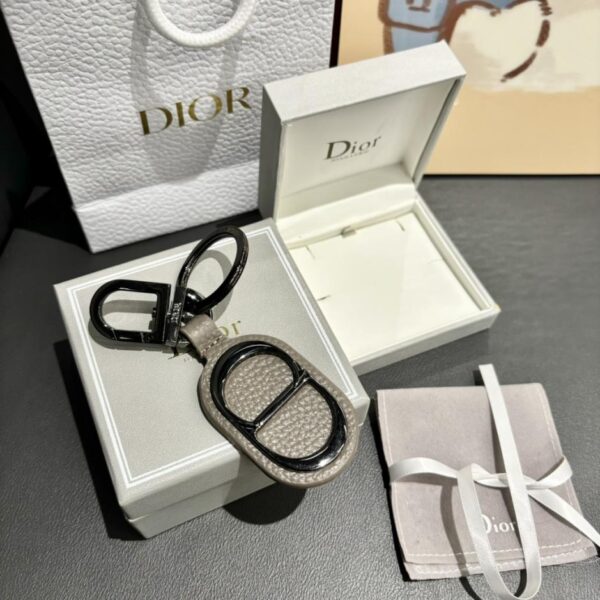 replica,repliche,fake,1:1,earrings,bracelet,ring,jewelry Il portachiavi Dior rende omaggio al classico logo CD Diamond