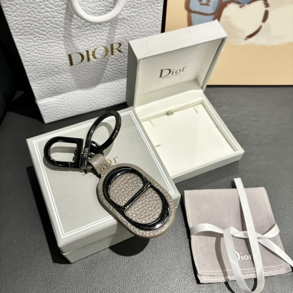 replica,repliche,fake,1:1,earrings,bracelet,ring,jewelry Il portachiavi Dior rende omaggio al classico logo CD Diamond replica,repliche,fake,1:1,earrings,bracelet,ring,jewelry Il portachiavi Dior rende omaggio al classico logo CD Diamond