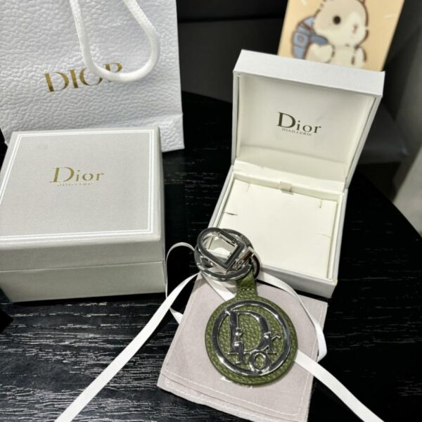 replica,repliche,fake,1:1,earrings,bracelet,ring,jewelry Il portachiavi Dior rende omaggio al classico logo CD Diamond