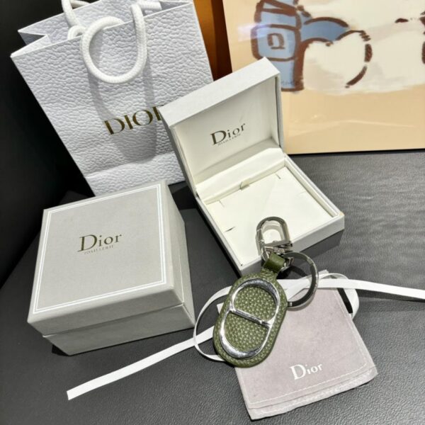 replica,repliche,fake,1:1,earrings,bracelet,ring,jewelry Il portachiavi Dior rende omaggio al classico logo CD Diamond