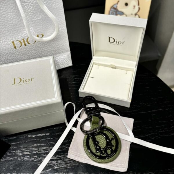 replica,repliche,fake,1:1,earrings,bracelet,ring,jewelry Il portachiavi Dior rende omaggio al classico logo CD Diamond