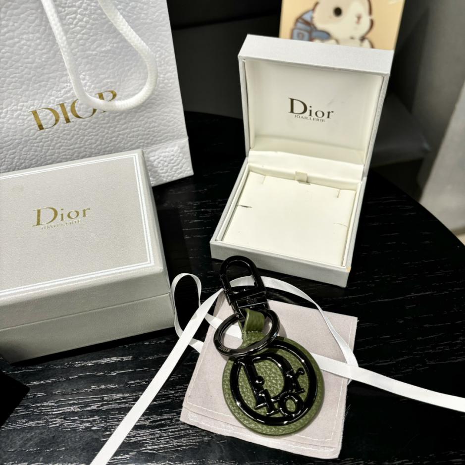 replica,repliche,fake,1:1,earrings,bracelet,ring,jewelry Il portachiavi Dior rende omaggio al classico logo CD Diamond replica,repliche,fake,1:1,earrings,bracelet,ring,jewelry Il portachiavi Dior rende omaggio al classico logo CD Diamond