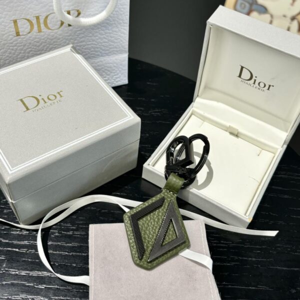 replica,repliche,fake,1:1,earrings,bracelet,ring,jewelry Il portachiavi Dior rende omaggio al classico logo CD Diamond