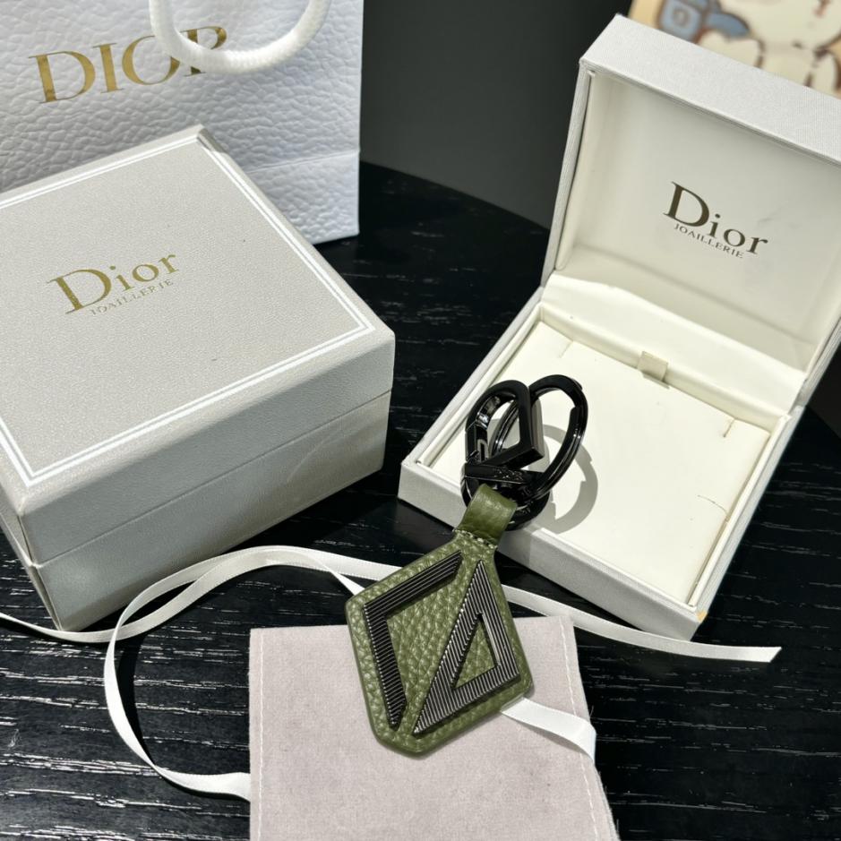 replica,repliche,fake,1:1,earrings,bracelet,ring,jewelry Il portachiavi Dior rende omaggio al classico logo CD Diamond replica,repliche,fake,1:1,earrings,bracelet,ring,jewelry Il portachiavi Dior rende omaggio al classico logo CD Diamond