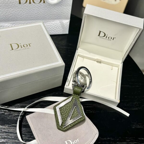 replica,repliche,fake,1:1,earrings,bracelet,ring,jewelry Il portachiavi Dior rende omaggio al classico logo CD Diamond