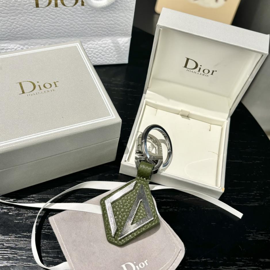 replica,repliche,fake,1:1,earrings,bracelet,ring,jewelry Il portachiavi Dior rende omaggio al classico logo CD Diamond replica,repliche,fake,1:1,earrings,bracelet,ring,jewelry Il portachiavi Dior rende omaggio al classico logo CD Diamond