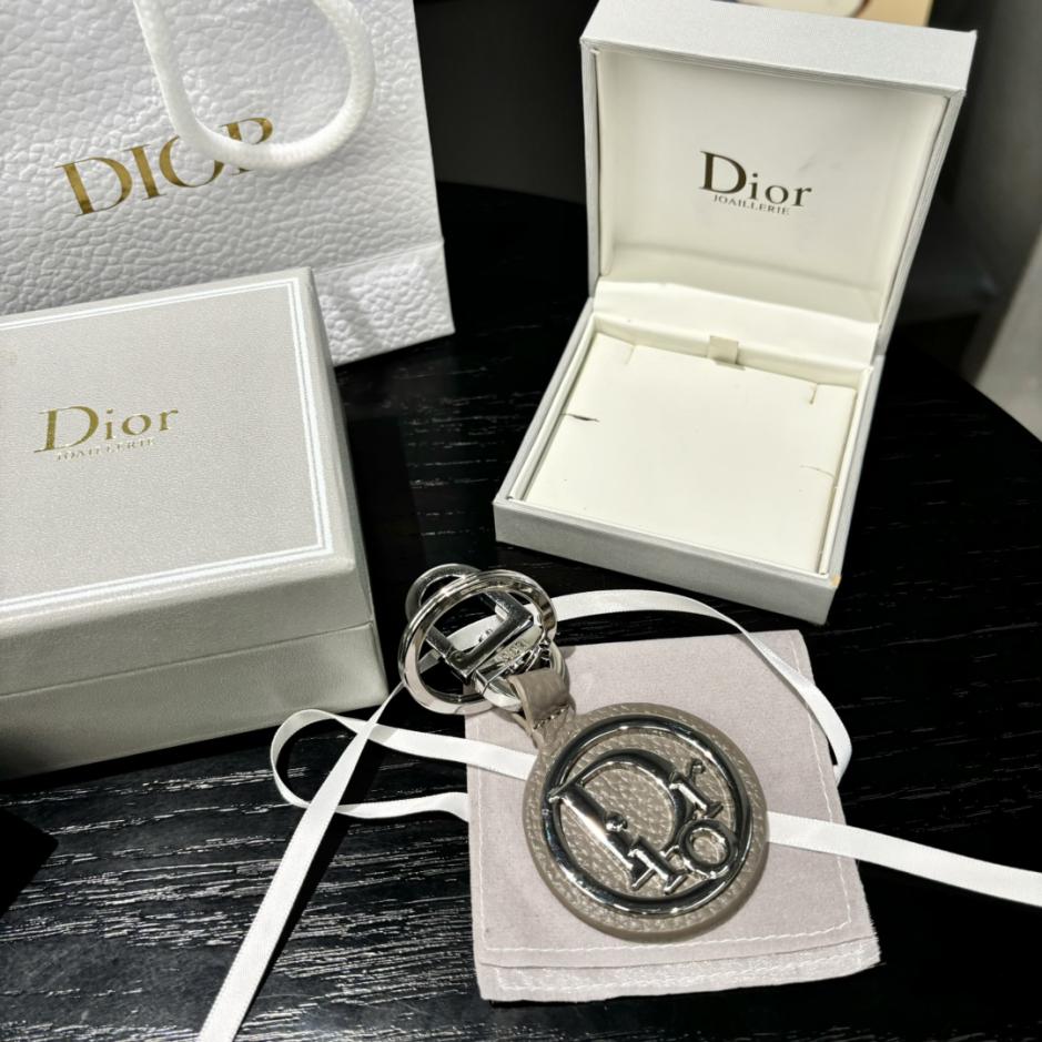 replica,repliche,fake,1:1,earrings,bracelet,ring,jewelry Il portachiavi Dior rende omaggio al classico logo CD Diamond replica,repliche,fake,1:1,earrings,bracelet,ring,jewelry Il portachiavi Dior rende omaggio al classico logo CD Diamond