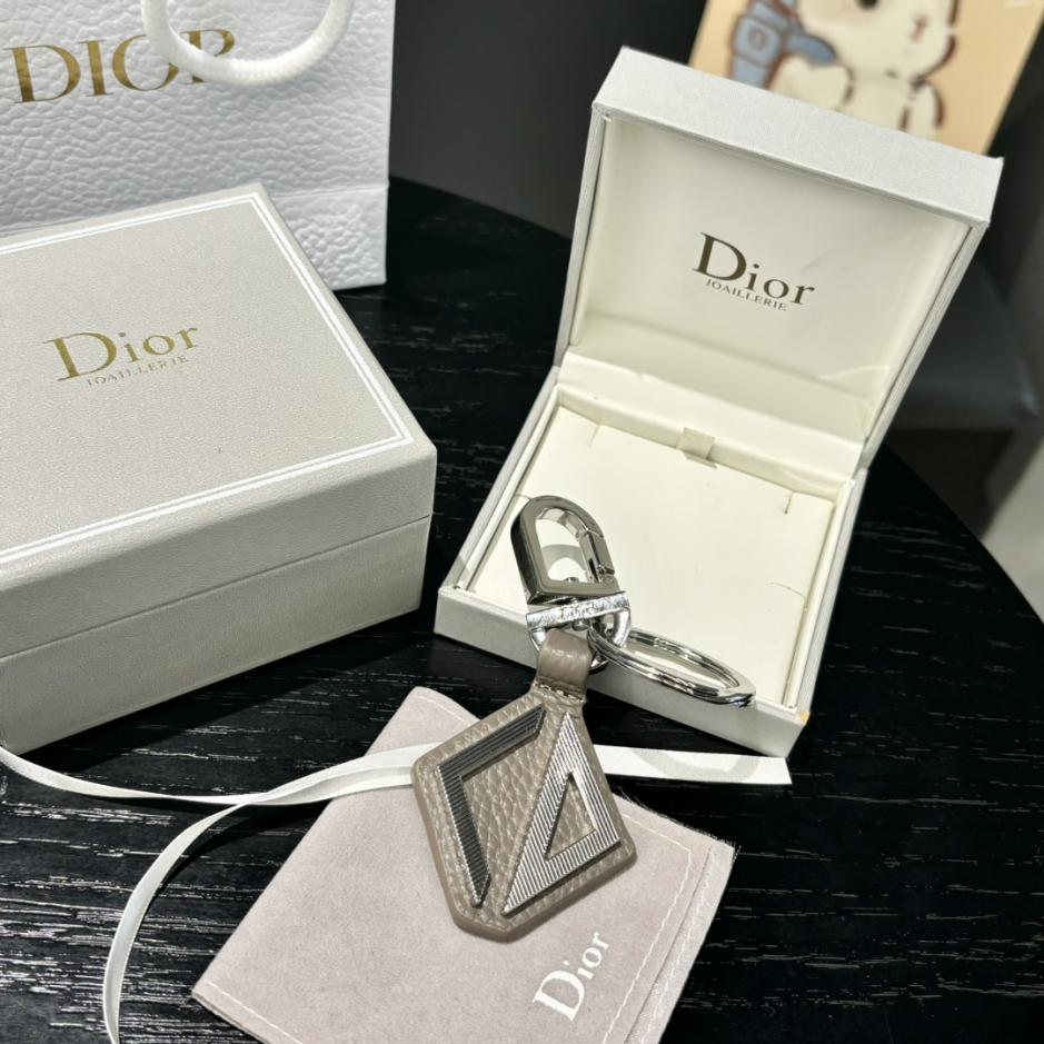 replica,repliche,fake,1:1,earrings,bracelet,ring,jewelry Il portachiavi Dior rende omaggio al classico logo CD Diamond replica,repliche,fake,1:1,earrings,bracelet,ring,jewelry Il portachiavi Dior rende omaggio al classico logo CD Diamond