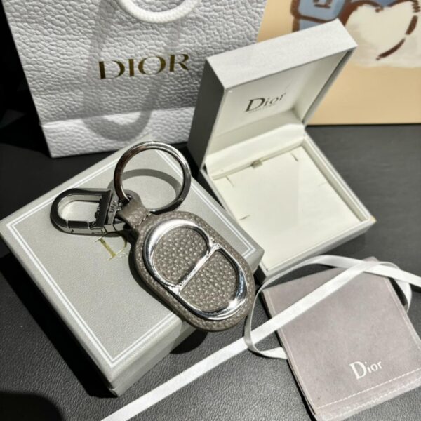 replica,repliche,fake,1:1,earrings,bracelet,ring,jewelry Il portachiavi Dior rende omaggio al classico logo CD Diamond
