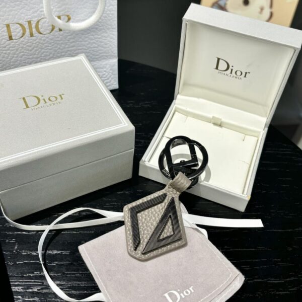replica,repliche,fake,1:1,earrings,bracelet,ring,jewelry Il portachiavi Dior rende omaggio al classico logo CD Diamond