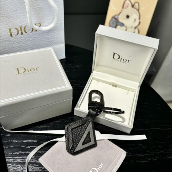 replica,repliche,fake,1:1,earrings,bracelet,ring,jewelry Il portachiavi Dior rende omaggio al classico logo CD Diamond