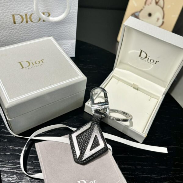 replica,repliche,fake,1:1,earrings,bracelet,ring,jewelry Il portachiavi Dior rende omaggio al classico logo CD Diamond
