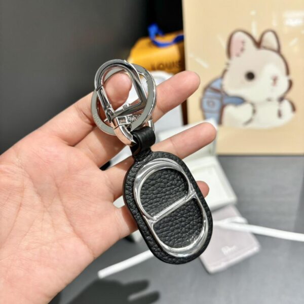 replica,repliche,fake,1:1,earrings,bracelet,ring,jewelry Il portachiavi Dior rende omaggio al classico logo CD Diamond