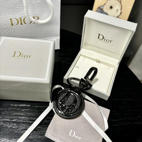 replica,repliche,fake,1:1,earrings,bracelet,ring,jewelry Il portachiavi Dior rende omaggio al classico logo CD Diamond