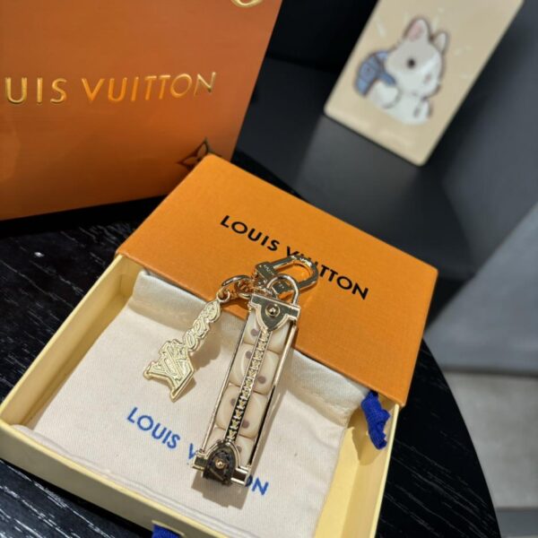 replica,repliche,fake,1:1,earrings,bracelet,ring,jewelry Accessori borsa LV LOVERS DICE e portachiavi M01750