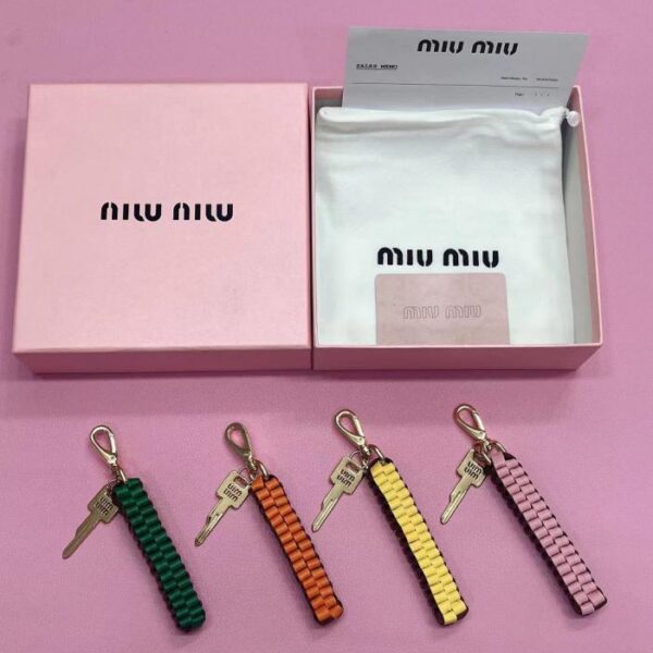 replica,repliche,fake,1:1,earrings,bracelet,ring,jewelry Portachiavi MiuMiu in pelle di vacchetta (B0B2)