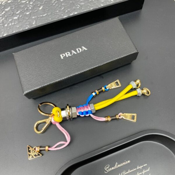 replica,repliche,fake,1:1,earrings,bracelet,ring,jewelry Nuovo portachiavi presentato in vacchetta Saffiano intrecciata a mano