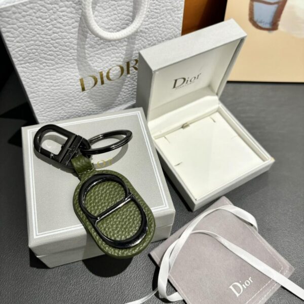 replica,repliche,fake,1:1,earrings,bracelet,ring,jewelry Il portachiavi Dior rende omaggio al classico logo CD Diamond