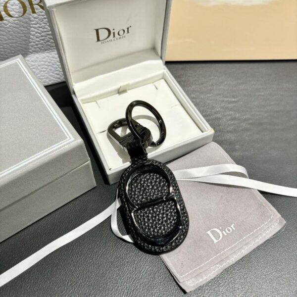 replica,repliche,fake,1:1,earrings,bracelet,ring,jewelry Il portachiavi Dior rende omaggio al classico logo CD Diamond