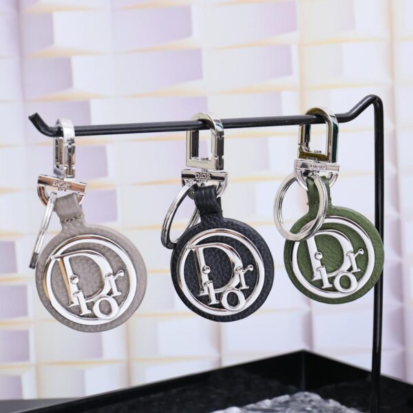 replica,repliche,fake,1:1,earrings,bracelet,ring,jewelry Il portachiavi Dior rende omaggio al classico logo CD Diamond
