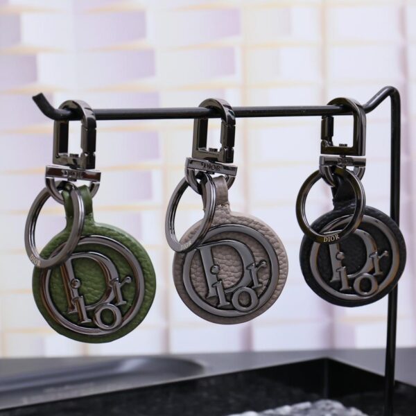 replica,repliche,fake,1:1,earrings,bracelet,ring,jewelry Il portachiavi Dior rende omaggio al classico logo CD Diamond
