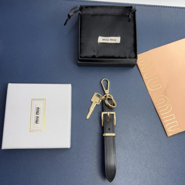 replica,repliche,fake,1:1,earrings,bracelet,ring,jewelry Portachiavi per auto con ciondolo portachiavi in ​​vera pelle MiuMiu (8BAA)
