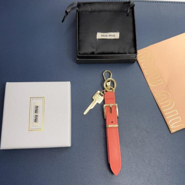 replica,repliche,fake,1:1,earrings,bracelet,ring,jewelry MiuMiu portachiavi in ​​vera pelle con ciondolo portachiavi per auto (AF29)