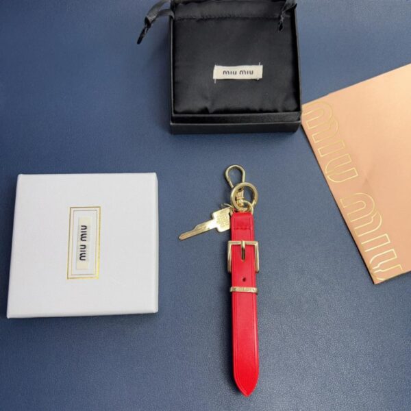 replica,repliche,fake,1:1,earrings,bracelet,ring,jewelry Portachiavi per auto con ciondolo portachiavi in ​​vera pelle MiuMiu (E80B)