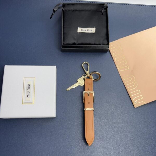 replica,repliche,fake,1:1,earrings,bracelet,ring,jewelry Portachiavi per auto con ciondolo portachiavi in ​​vera pelle MiuMiu (F4D9)